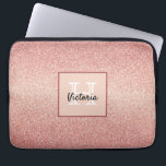 Roos goud glitter sparkle glazuur roze monogram laptop sleeve<br><div class="desc">Meisjes en elegant. Een gouden gradiënt van het roos faux glitter patroon. Personaliseer en voeg jouw naam toe. Een lijst met ruimte voor jouw naam en monogram letter. Witte en zwarte letters. Glam voor meisjes,  tienermeisjes en vrouwen.</div>