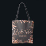 Roos Goud & Grijs Tropisch Palmblad Bruidstam Tote Bag<br><div class="desc">Roos Gold & Grey Tropical Palm Leaves Chique Roos Gold Modern Typografie met achtergrondkleur! Kies een aangepaste kleur door te klikken op de link "verder aanpassen" onder de tekstaanpassingsgebieden. Scroll naar beneden aan de rechterkant van de editor voorbij de tekst en afbeeldingen en kies uit de kleuren of voer uw...</div>