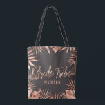Roos Goud & Grijs Tropisch Palmblad Bruidstam Tote Bag<br><div class="desc">Roos Gold & Grey Tropical Palm Leaves Chique Roos Gold Modern Typografie met achtergrondkleur! Kies een aangepaste kleur door te klikken op de link "verder aanpassen" onder de tekstaanpassingsgebieden. Scroll naar beneden aan de rechterkant van de editor voorbij de tekst en afbeeldingen en kies uit de kleuren of voer uw...</div>