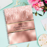 Roos goud metallic elegant glitter monogram 2024 planner<br><div class="desc">Een roos gouden en smeltende gouden metalen achtergrond met een gouden band van roos en namaakgoud. Gedecorreerd met roos goudfaux glitterdruppels, verfdruppelend uiterlijk. Pas een jaar, jouw naam en een titel aan de voorzijde aan en voeg deze toe. Zwarte letters. De naam wordt geschreven met een modern en trendy hand...</div>