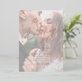 Roos goud modern script minimalistisch fotohuwelij folie uitnodiging (Staand Voorkant)