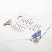 Roos Goud Pet en Gown Afstuderen Folie Uitnodiging (Gedraaid)