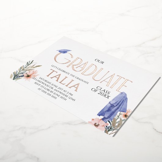 Roos Goud Pet en Gown Afstuderen Folie Uitnodiging (Gedraaid)