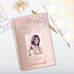 Roos Goud Roze Aangepaste Foto Zilveren Druppels 2 Planner<br><div class="desc">Een rozen gouden achtergrond met elegant rozen goud, roze en faux zilver druppels, lak druppelen look. Personaliseer en voeg je eigen foto, naam en een jaar toe. De naam is geschreven in donker roos goud met een groot handschrift met de hand geletterde stijl met swashes. Als u de swashes alleen...</div>