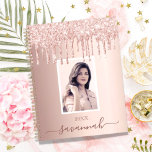 Roos Goud Roze Druppels Aangepaste Fotonaam 2025 Planner<br><div class="desc">Een rozen gouden achtergrond met faux roos gouden en roze druppels, verfdruppelende look. Personaliseer en voeg uw eigen foto, naam en een jaar toe. De naam is geschreven in donkergoud roos met een groot handschrift met moerassen. Als u wilt dat de swashes alleen de voorbeeldnaam verwijderen, laat u de spaties...</div>