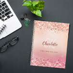 Roos goud roze monogram 2025 planner<br><div class="desc">Een rozen gouden,  roze gradiënt achtergrond met confetti. Personaliseer en voeg uw monogram initialen,  voornaam en volledige naam.</div>
