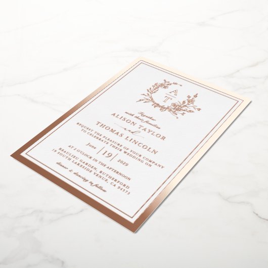 Roos Goud Wildflower Crest Monogram Bruiloft Echt Folie Uitnodiging (Gedraaid)