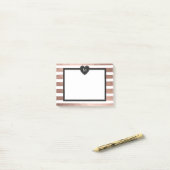 Roos goud, witte strepen, zwart monogram hart post-it® notes (Op bureau)