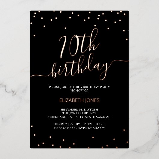Roos Goud Zwart Kalligrafie Confetti 70e Verjaarda Folie Uitnodiging (Voorkant)
