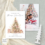 Roos goudboom foto Vrolijk kerstfeest Feestdagenkaart<br><div class="desc">Roos Gold Tree Photo Merry Christmas is in een stijlvolle set handgeschreven stijl script. Digitaal verkrijgbaar en gedrukt. Vervang het afbeelding op de achterkant door je eigen favoriete foto.</div>