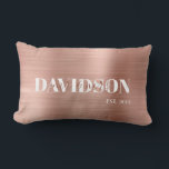 Roos goudborsgeborsteld metaal persoonlijke bruilo kussen<br><div class="desc">Roos goudpenseelmetaal personaliseert het huwelijk/Jubileum Lumbar Pillow.</div>