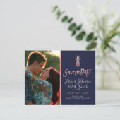 Roos Gouden Ananas + DIY Achtergrond Navy Blauw Save The Date (Staand voorkant)