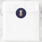 Roos gouden ananas op marineblauw | Kerstmis Ronde Sticker (Tas)