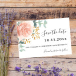 Roos gouden bloemen groen verjaardag Save the Date<br><div class="desc">Witte achtergrond versierd met een groot roos goud en blozend roze roos,  bloemenveren,  gouden takken en eucalyptus groen. Personaliseer en voeg een datum en naam/leeftijd toe. De tekst: Save the Date is geschreven met een groot trendy handgeschreven stijlscript.</div>