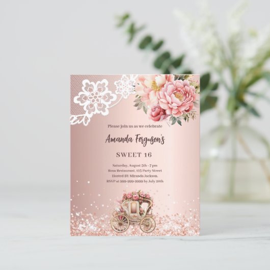 Roos gouden bloemenkoets Sweet 16 invitatie (Staand voorkant)