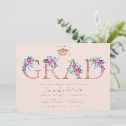 Roos gouden bloemige letter blush roze afstuderen kaart (Staand voorkant)