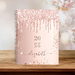 Roos gouden blush glitter druppels monogram naam 2 planner<br><div class="desc">Een faux roos gouden metalen achtergrond met elegante blush faux glitter druppels, druppelende verf. Personaliseer en voeg een jaar (ondersteboven) toe en voeg een naam toe. De naam wordt geschreven in donker roos goud met een groot modern handgeschreven stijlmanuscript met swashes. Ideaal voor school, werk of het organiseren van je...</div>