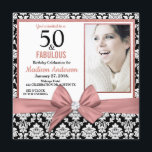 Roos gouden boog zwarte damask 50ste Verjaardag fo Kaart<br><div class="desc">Roos gouden boog zwart wit damast | 50e verjaardag uitnodigingen. Vijftig en geweldig! Een mooie moderne elegante roze roze gouden strik zwart wit damask 50th Birthday Party Invitations kunt u personaliseren en stuur uw vijftigste verjaardagsfeest vieren. In het midden roze boeg met glanzende diamant. Vervang de voorbeeldfoto door uw eigen...</div>