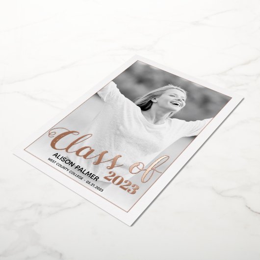 Roos gouden folie Klasse van 2023 scriptfoto Folie Uitnodiging (Gedraaid)