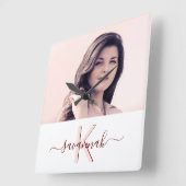 Roos gouden foto monogram modern vierkante klok (Hoek)