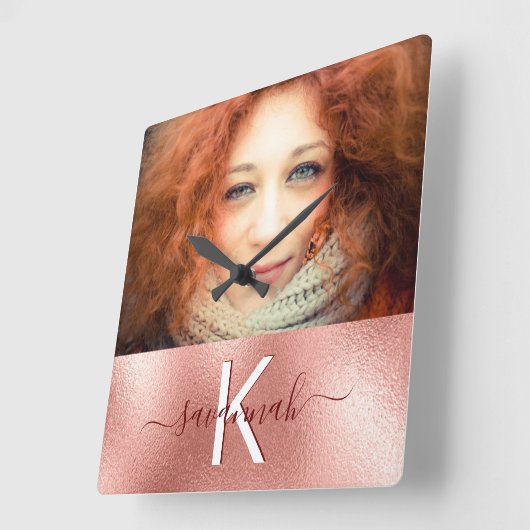 Roos gouden foto monogram naam vierkante klok (Hoek)