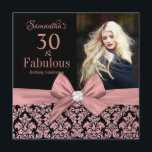 Roos gouden glitter damask 30e verjaardag uitnodig kaart<br><div class="desc">Roos gouden glitter zwarte damast | 30e verjaardag uitnodigingen. Dertig en geweldig! Een mooie moderne elegante roze roze roze gouden glitter floral damask 30th Birthday Party Uitnodigingen die u kunt personaliseren en stuur uw dertigste verjaardag feest viering. In het midden roze boog. Vervang de voorbeeldfoto door uw eigen foto. De...</div>