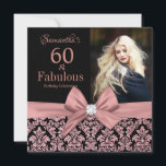 Roos gouden glitter damask 60e verjaardag uitnodig kaart<br><div class="desc">Roos gouden glitter zwarte damast | Uitnodigingen voor 60 jaar. Zestig en geweldig! Een mooie moderne elegante roze roze roze gouden glitter floral damask 60th Birthday Party Uitnodigingen die u kunt personaliseren en verzenden van uw zestigste verjaardag feest viering. In het midden roze boog. Vervang de voorbeeldfoto door uw eigen...</div>