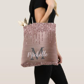 Roos Gouden Glitter Drips op Roze Metaal Monogramm Tote Bag (Dichtbij)