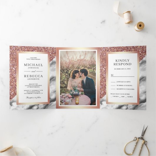 Roos Gouden Glitter Grijs Marmeren Fotobruiloft Drieluik Uitnodiging (Binnen)
