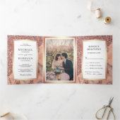 Roos Gouden Glitter Roze Marmeren Fotobruiloft Drieluik Uitnodiging (Binnen)