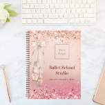 Roos gouden roze glitter dansschool logo 2024 planner<br><div class="desc">Een roos gouden en roze gradiëntachtergrond. Gedecorreerd met roos goud,  roze faux glitter stof en ballerina,  balletpuntenschoenen. Een planner voor ballet,  dansscholen en leraren.</div>