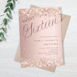 Roos gouden script glitter Sweet 16 Kaart<br><div class="desc">Een moderne Sweet 16 uitnodiging. Roos gouden gradiënt achtergrond en het woord Zestien geschreven met grote letters. Versierd met faux glitter,  glinstert. Personaliseer en voeg een naam en feestdetails toe.</div>
