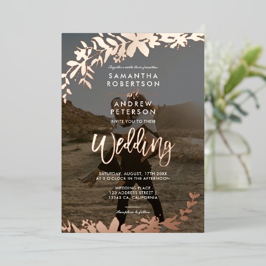 Roos gouden scriptpografie Floral foto bruiloft Folie Uitnodiging (Staand Voorkant)