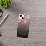 Roos gouden sterren zwarte naam Case-Mate iPhone 14 hoesje<br><div class="desc">Een elegante,  girale,  glazen telefoonbehuizing. Roos gouden,  koperen glanzende en glitterige druppelsterren. Zwart,  bruin,  koffie latte gekleurd ombre,  gradiëntachtergrond. Personaliseer en voeg jouw naam toe,  die met een modern handgeschreven stijlmanuscript wordt geschreven. Roos goudkleurige letters.</div>