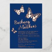 Roos gouden vlinders op donkerblauwe bruiloft folie uitnodiging (Voorkant)