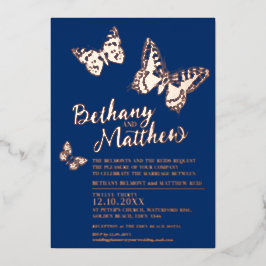 Roos gouden vlinders op donkerblauwe bruiloft folie uitnodiging