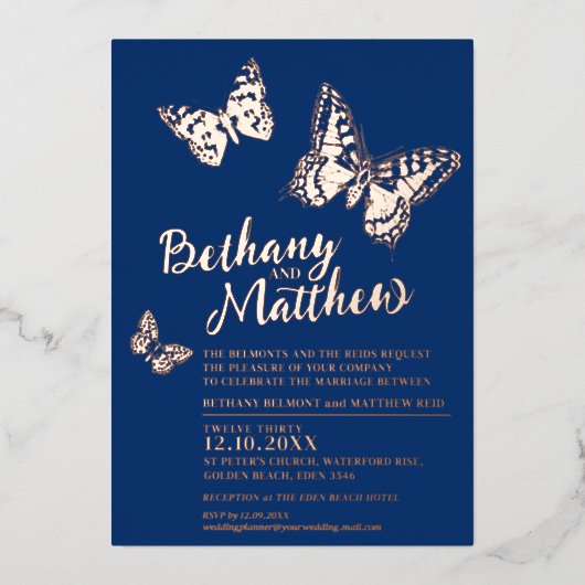 Roos gouden vlinders op donkerblauwe bruiloft folie uitnodiging (Voorkant)