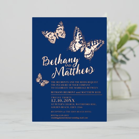 Roos gouden vlinders op donkerblauwe bruiloft folie uitnodiging (Staand Voorkant)