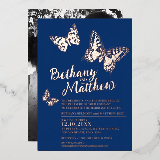 Roos gouden vlinders op donkerblauwe bruiloft folie uitnodiging (Voorkant / Achterkant)