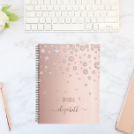 Roos gouden zwarte diamanten naam 2023 planner<br><div class="desc">Een faux roos gouden metalen achtergrond met elegant roos goudkleurige faux diamanten. Personaliseer en voeg een jaar en een naam toe. De naam wordt geschreven in donker roos goud met een groot modern handgeschreven stijlmanuscript met swashes. Om de spoelbeurten te houden schrap slechts de steekproefnaam, verlaat de ruimten of emoji's...</div>