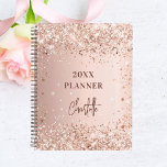 Roos gouden zwarte glitter naam script glam 2023 planner<br><div class="desc">Een faux roos gouden metalen achtergrond met faux glitter,  sparkles. Pas een naam aan en voeg deze toe. De naam wordt geschreven in donker roos goud met een groot modern handgeschreven manuscript,  handtekeningsstijl. Ideaal voor school,  werk of het organiseren van je persoonlijke of gezinsleven.</div>