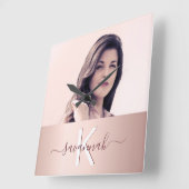 Roos gouden zwarte naam monogram foto vierkante klok (Hoek)