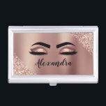 Roos gouden zwarte roze monogram Glitter Eyelashes Visitekaarthouder<br><div class="desc">Roos Gold - Blush Pink Faux Foil Metallic Sparkle Glitter Brushed Metal Monogram Name and Initiaal Eyelashes (Lashes), Eyelash Extensions and Eyes Business Card Holder. Dit maakt het perfecte mooie cadeau van 16 jaar, bruiloft, vrijgezellenfeest, verjaardagsdag, baby shower of vrijgezellenfeest voor iemand die haar kamer in een trendy coole stijl...</div>