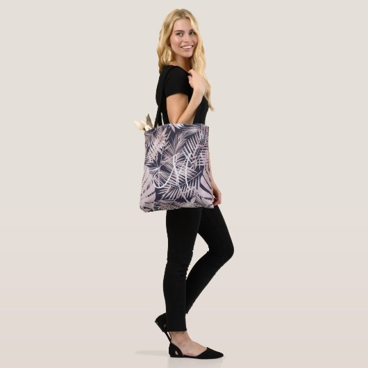 Roos Goudfaux folie tropische bladeren monogram Tote Bag (Op model)