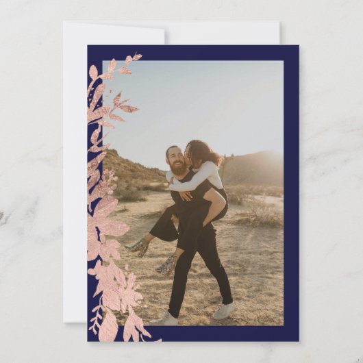 Roos goudflorale marineblauwe bruiloft kaart (Achterkant)