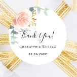 Roos goudfloreucalyptus bedankt voor je bruiloft ronde sticker<br><div class="desc">Een stijlvolle witte achtergrond. Gedecorbeerd met groene waterkleurde roos goud en wazig roze florale,  roos,  eucalyptusbladeren,  sprigs,  groen,  namaakgoudbladeren. Pas uw namen en een datum aan en voeg deze toe. Met de tekst: Dank u wel!</div>