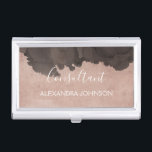Roos goudfolie | Blush Pink Waterverf Modern Visitekaarthouder<br><div class="desc">Blush Pink - Roos Gold en Black Waterverf Trendy Consultant Minimalistische visitekaarthouder met witte handgeletterde elegante typografie voor het monogram. De Roos Gold en Black Waterverf visitekaarthouder kan voor elk beroep worden aangepast. Als het beroep of de naamtekst niet aan uw behoeften voldoet, neem dan contact op met de ontwerper....</div>
