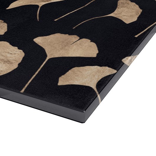 Roos goudginko verlaat zwarte achtergrond snijplank (Hoek)