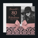 Roos goudglitter damask 80th Birthday Invitation Kaart<br><div class="desc">Roos goudglitter zwarte damp | 80e verjaardag van de uitnodigingen. Atachtig en verbazingwekkend! Een prachtige moderne elegante roze roze roos goudglitter floral damask 80th Birthday Party Invitations you can personalize and send your 80eth verjaardagsfeest feesten. In het midden van de roze boog. Vervang de steekproeffoto met uw. De woorden "80...</div>