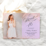 roos goudglitter script lavender foto Sweet 16 Kaart<br><div class="desc">Een modern,  eenvoudig roos goudglitter is stijlvol op aanpasbare pastellavendel Sweet zestien verjaardagsfeestuitnodigingen,  voeg uw afbeelding toe met een elegant draaiboek.</div>